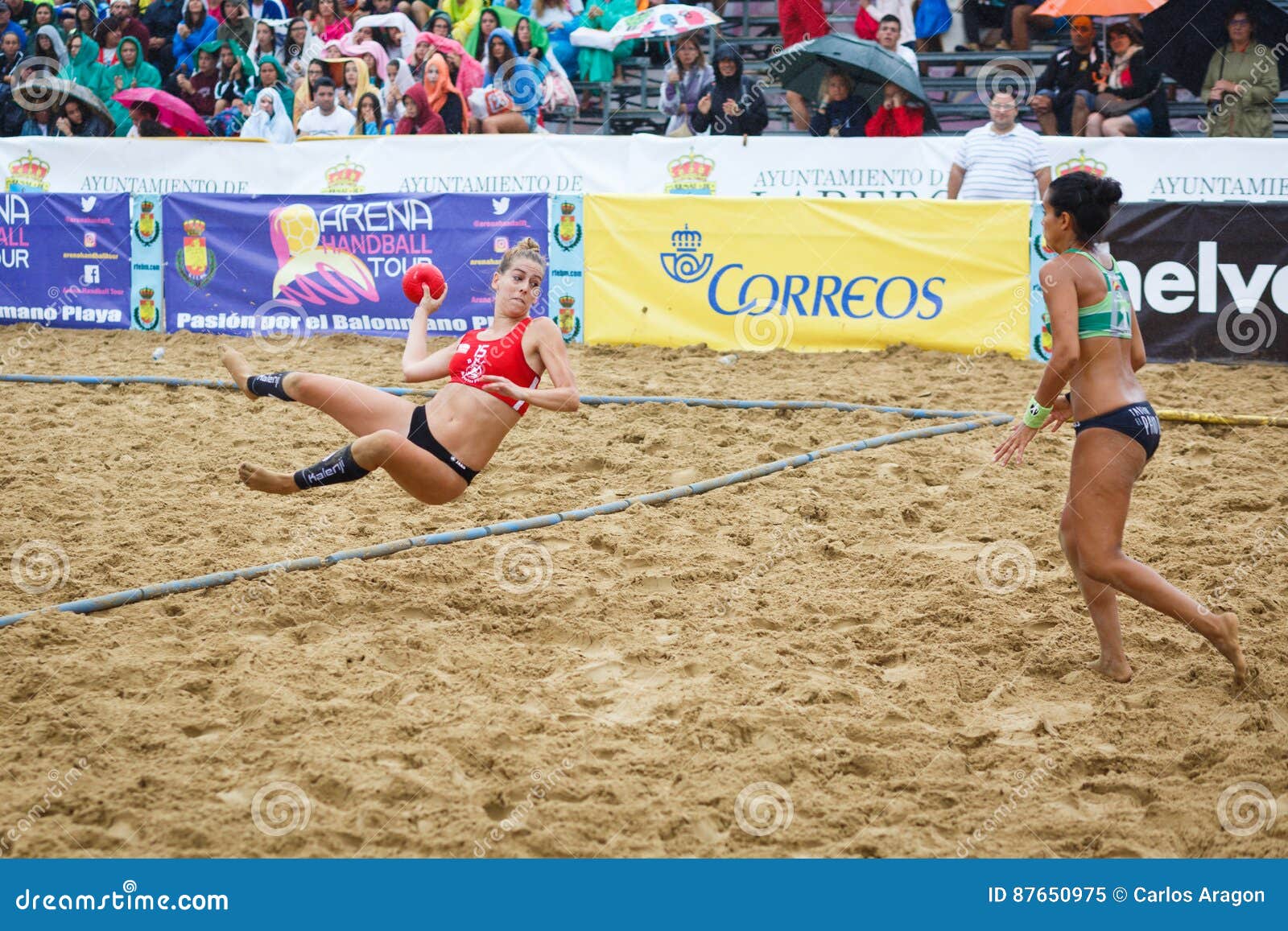 LAREDO, SPANJE - JULI 31: Niet geïdentificeerd meisje, Deporte y Empresa Clinicas Rincon, spelerlanceringen aan doel in het handb. LAREDO, SPANJE - JULI 31: Niet geïdentificeerd die meisje, Deporte y Empresa Clinicas Rincon, spelerlanceringen aan doel in het het handbalkampioenschap van Spanje in Laredo in 31 Juli, 2016 in Laredo, Spanje wordt gevierd