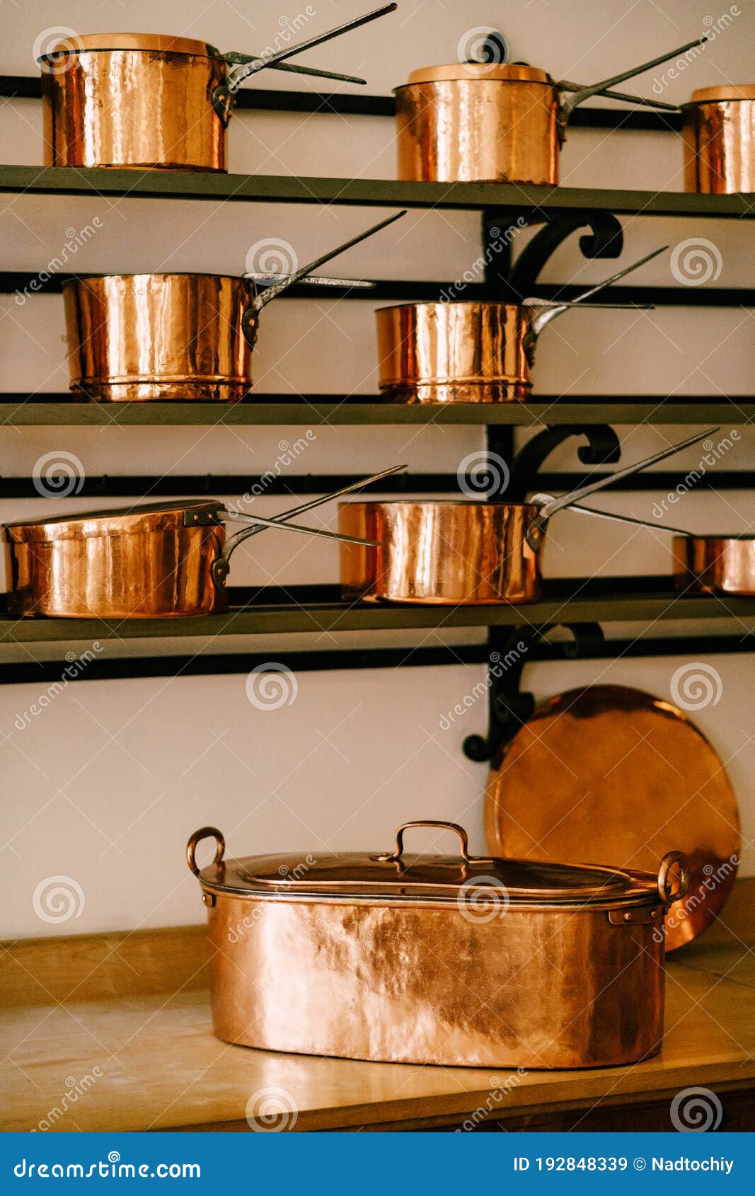 https://thumbs.dreamstime.com/z/large-elongated-pan-countertop-ladles-saucepans-made-copper-shelves-different-sizes-massive-metal-fixed-to-192848339.jpg