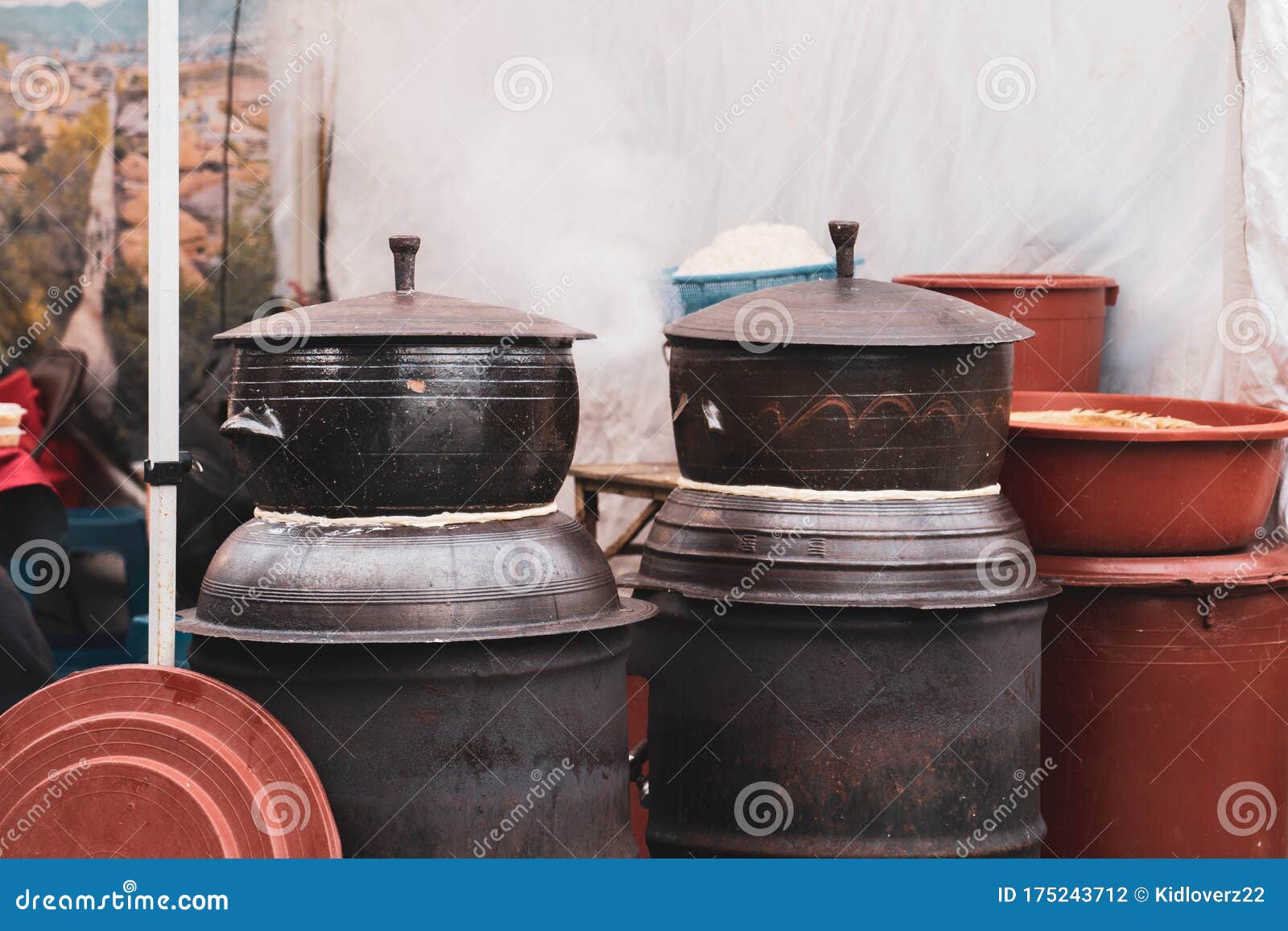 https://thumbs.dreamstime.com/z/large-korean-traditional-ceramic-rice-cooker-smoke-coming-out-style-stone-pot-175243712.jpg