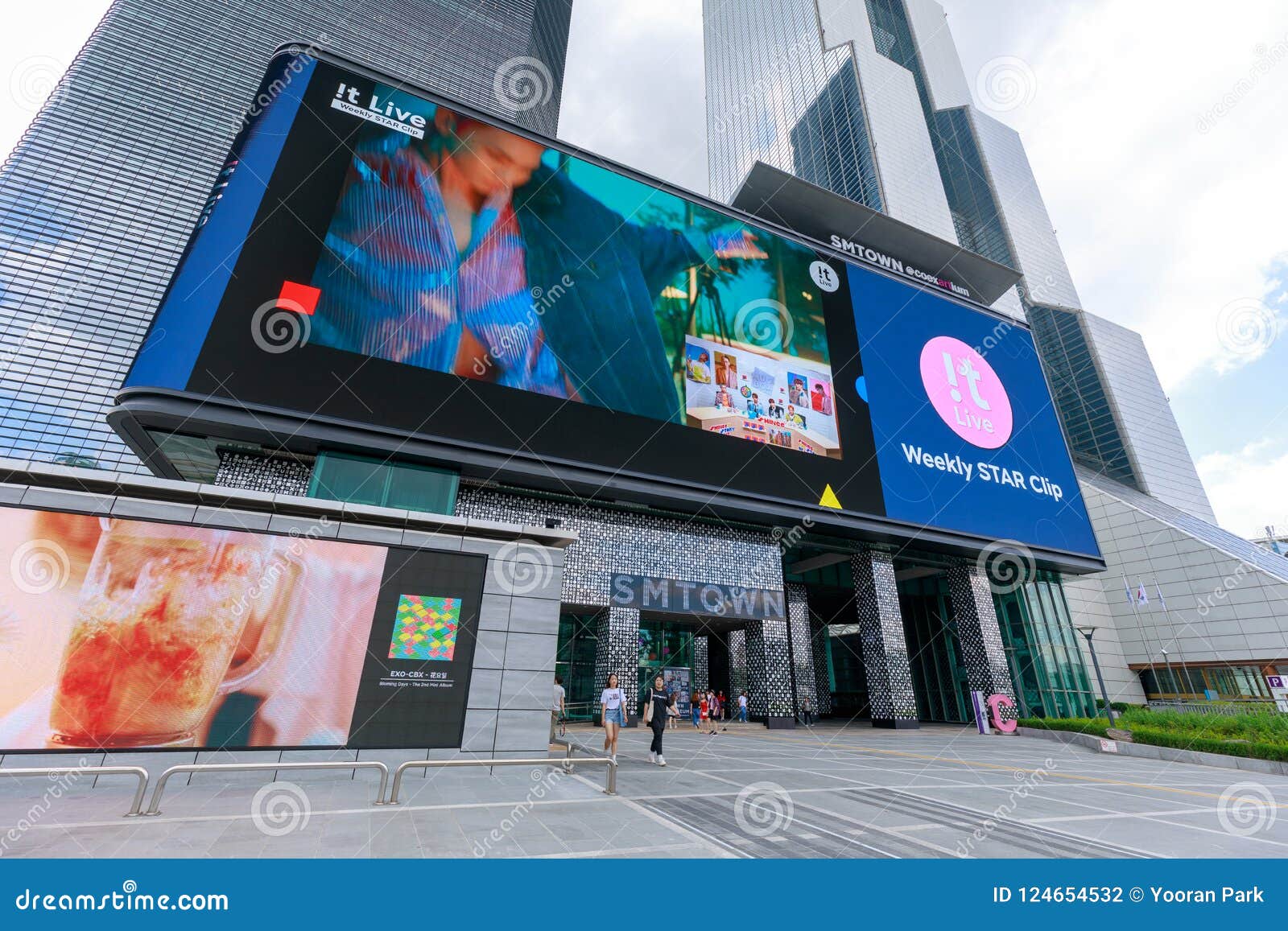 The Large LED Billboards Around COEX Mall Gangnam District Seoul City the-large-led-billboards-around-coex-mall-gangnam-district-seoul-city