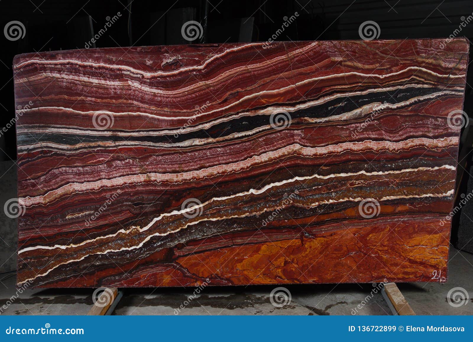 a large plate of natural stone of red color with beautiful stripes is called onice fantastico