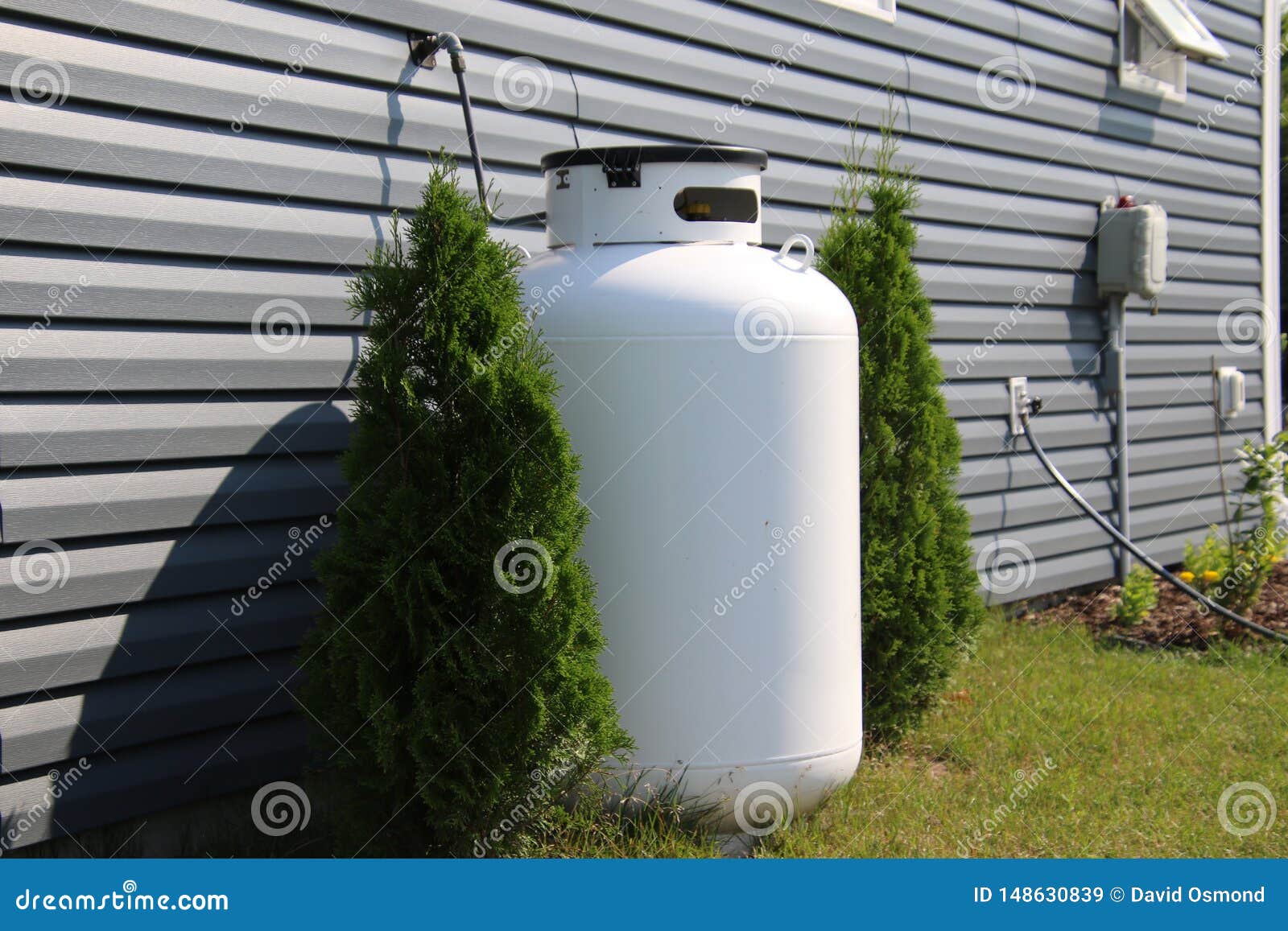 347 Propane Tank House Stock Photos - Free & Royalty-Free Stock Photos from  Dreamstime