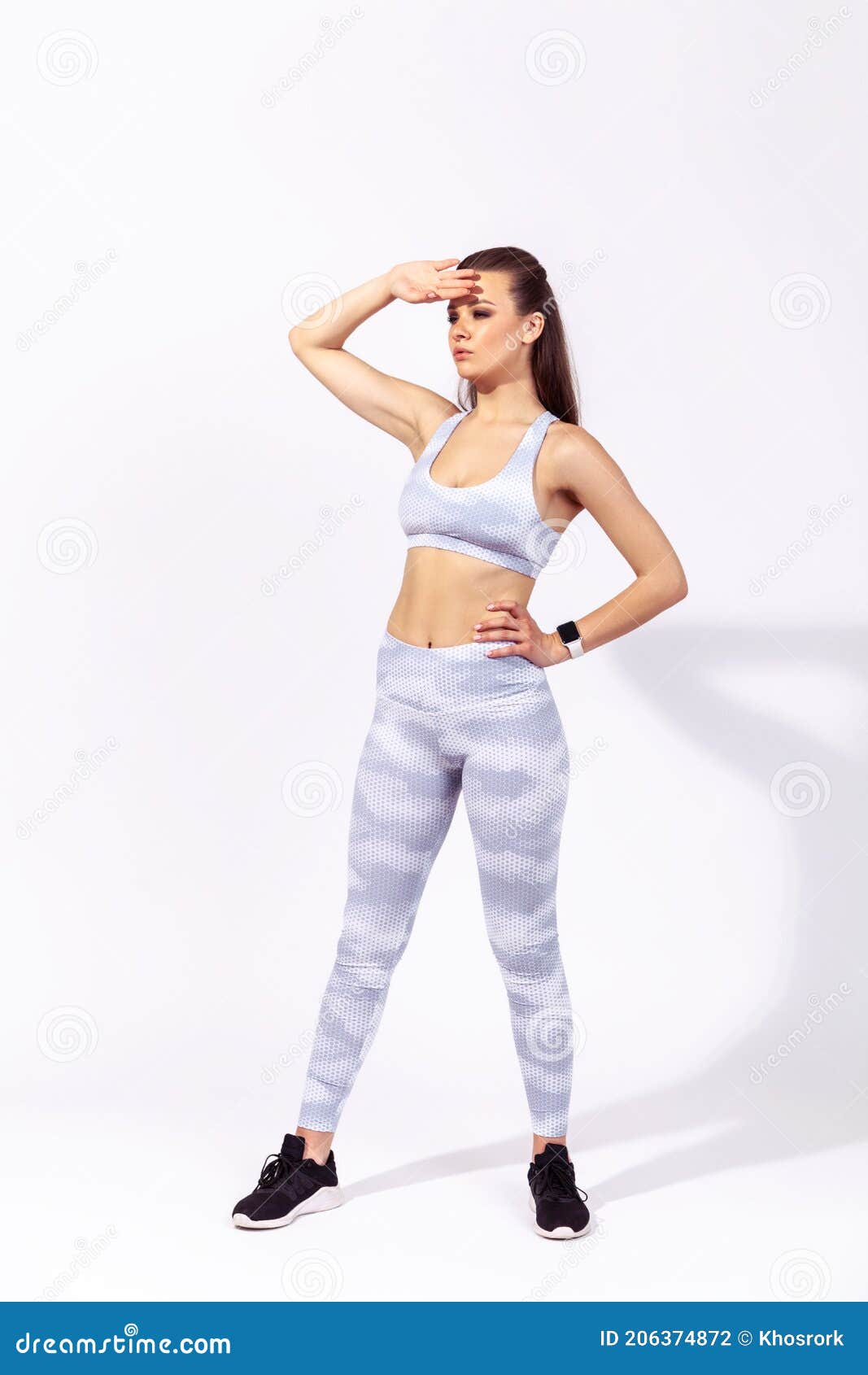 Largo Total Agotado Después De Hacer Ejercicio Mujer Con Ropa Deportiva  Blanca Limpiando Sudor De La Frente Con La Mano Mirando Co Foto de archivo  - Imagen de gimnasio, gente: 206374872