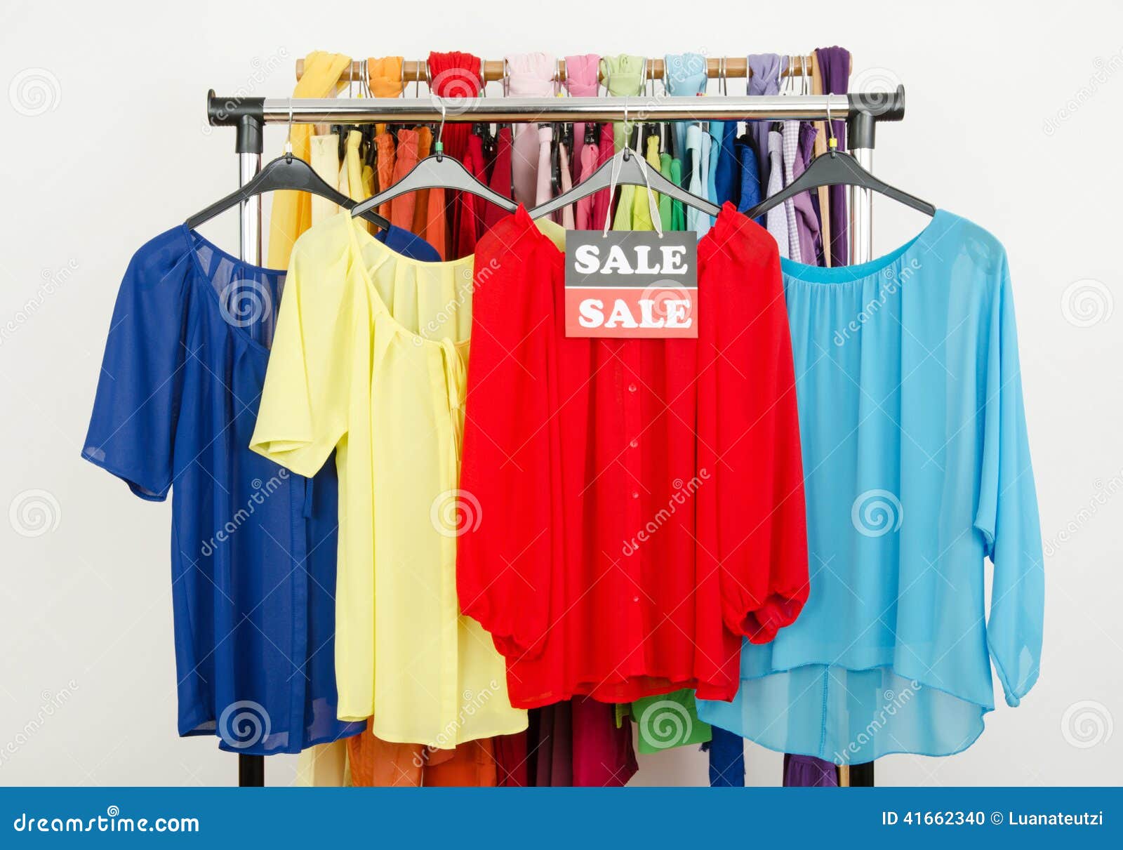 Las Blusas Rojas, Amarillas, Azules Exhibidas En Con La Venta Firman de archivo - Imagen de ocasional, venta: 41662340