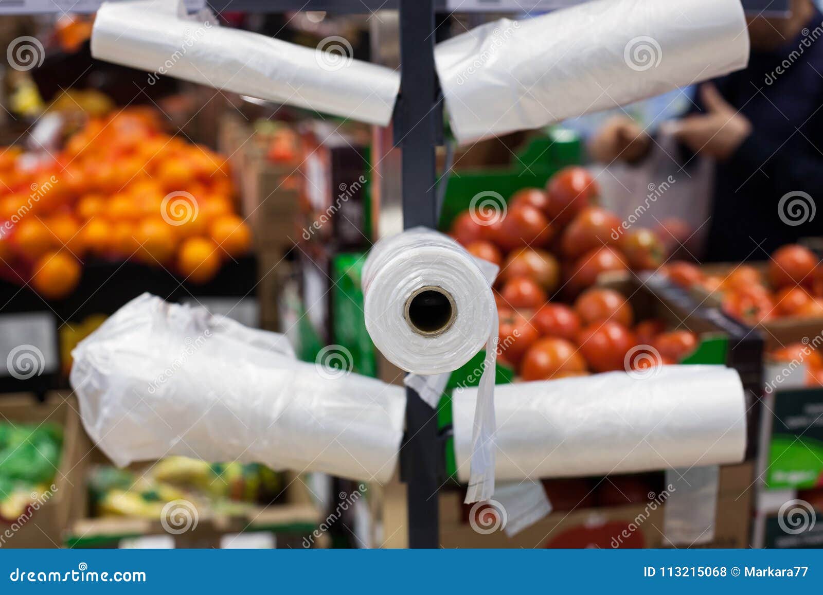 Las bolsas de plástico en un supermercado