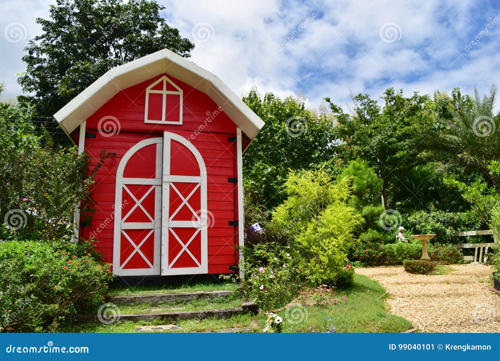 Las Cabañas Rojas En Estilo Inglés Del Jardín Imagen de archivo - Imagen de cubo, blanco: 99040101 Las Cabañas Rojas En Estilo Inglés Del Jardín Imagen de archivo - Imagen de cubo, blanco: 99040101
