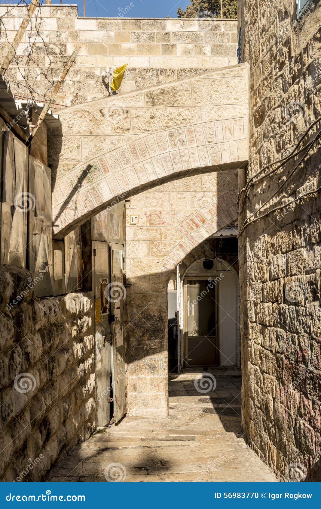 Las Calles Y Las Casas Viejas De La Ciudad Antigua De Jerusalén Foto de  archivo - Imagen de medio, hombre: 56983770