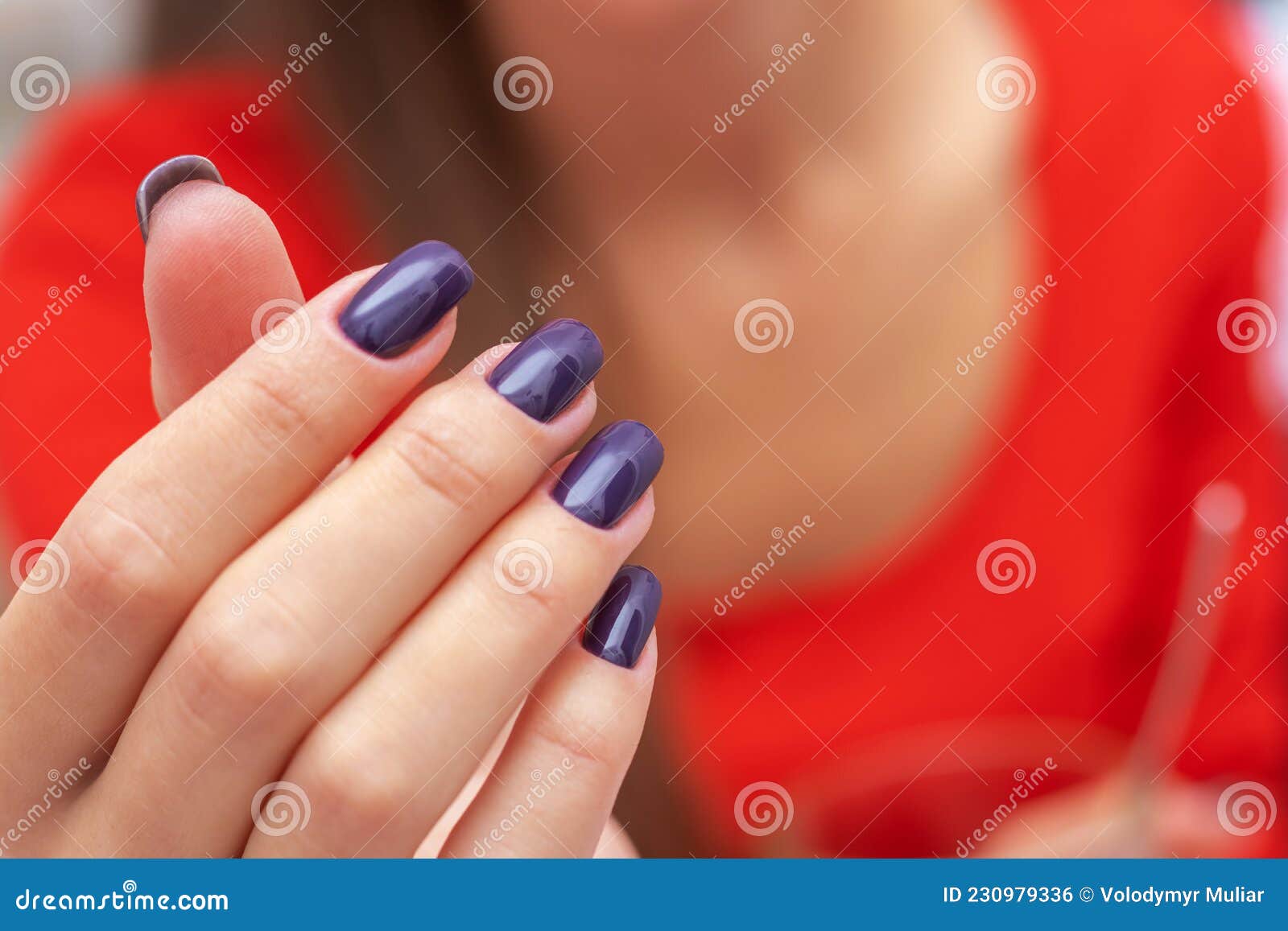 Las Chicas Con Las Uñas Moradas Oscuras En El Fondo De Un Vestido Rojo Foto  de archivo - Imagen de hembra, modelo: 230979336