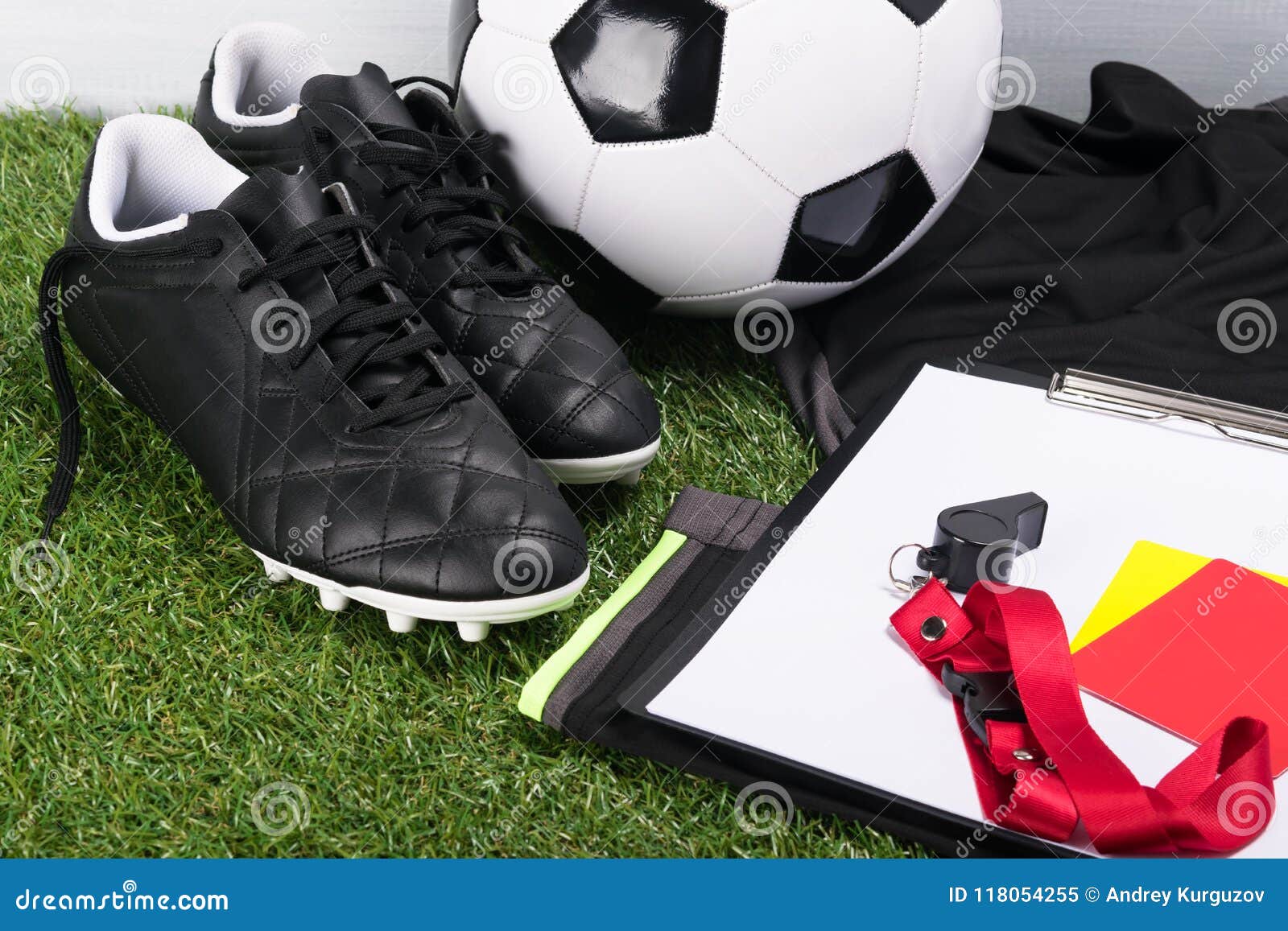 Las Cosas Para Un Fútbol Arbitran En Un Césped Verde Imagen de archivo -  Imagen de hierba, bola: 118054255