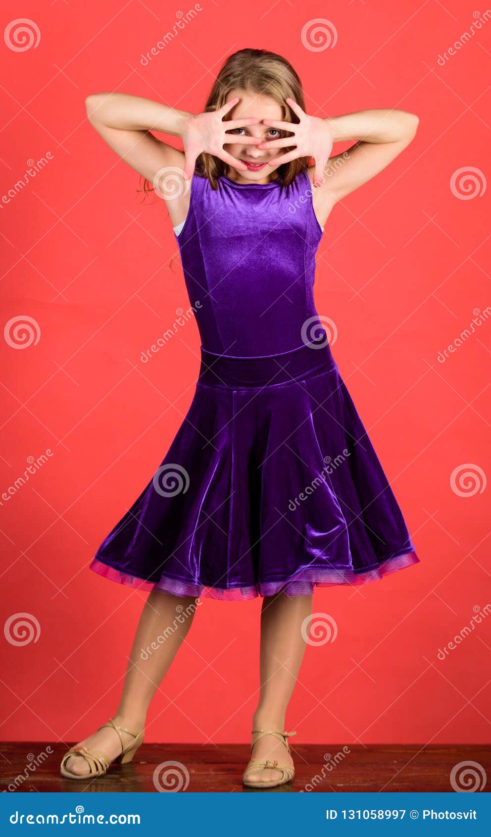 Salón de baile con peinados de baile latino Niño niña con pelo largo vestir sobre fondo azul Peinado para bailarín Cómo hacer peinado ordenado para el niño Fotografía de stock Alamy