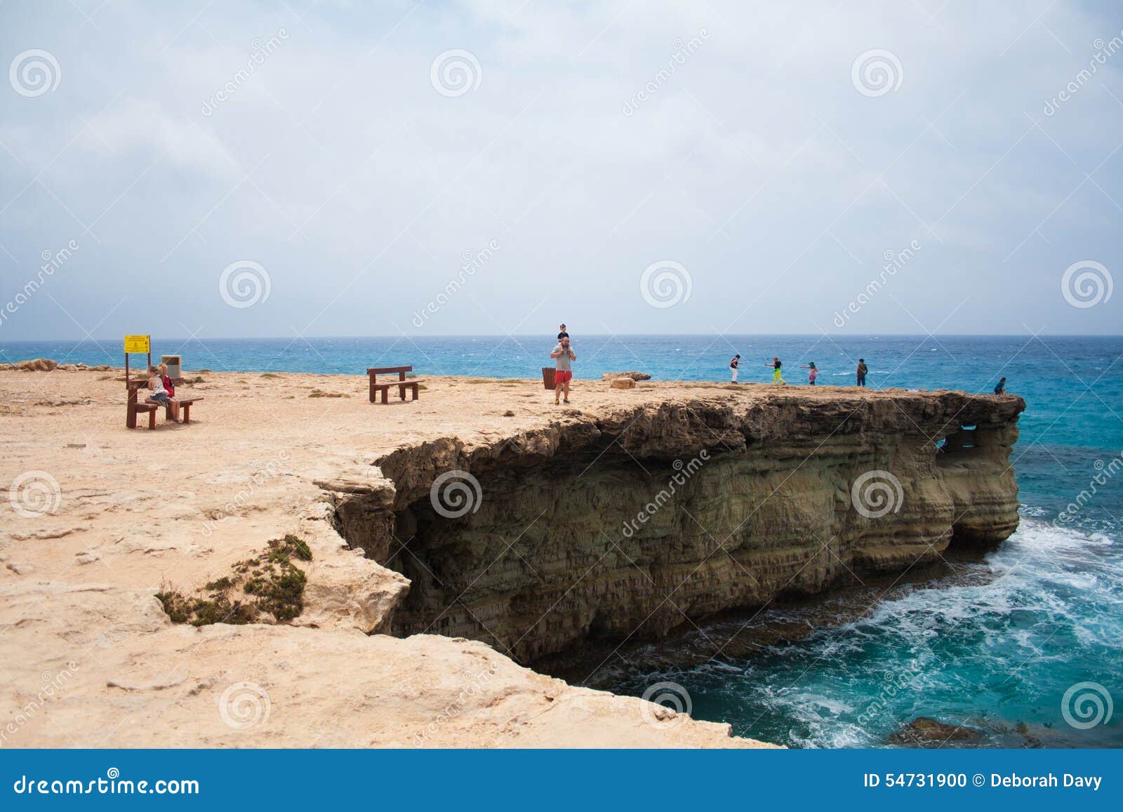 Las cuevas del mar. El mar excava entre Ayia Napa y Protaras en el cabo Greco