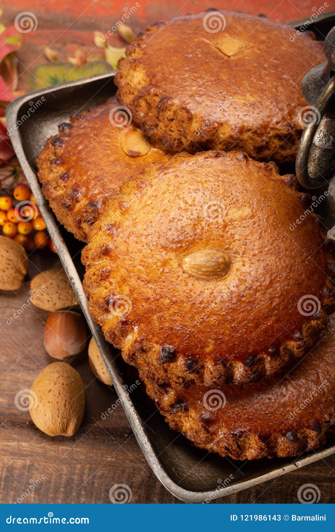 Las Galletas Hechas En Casa Holandesas Redondas Llenaron Del Mazapán Y De  Las Almendras NU Imagen de archivo - Imagen de comida, llenado: 121986143