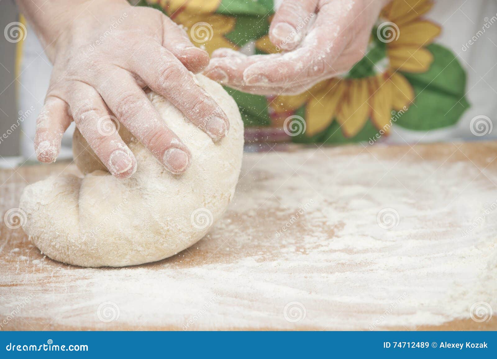 Las manos de las mujeres que preparan la pasta de levadura fresca en la tabla de madera