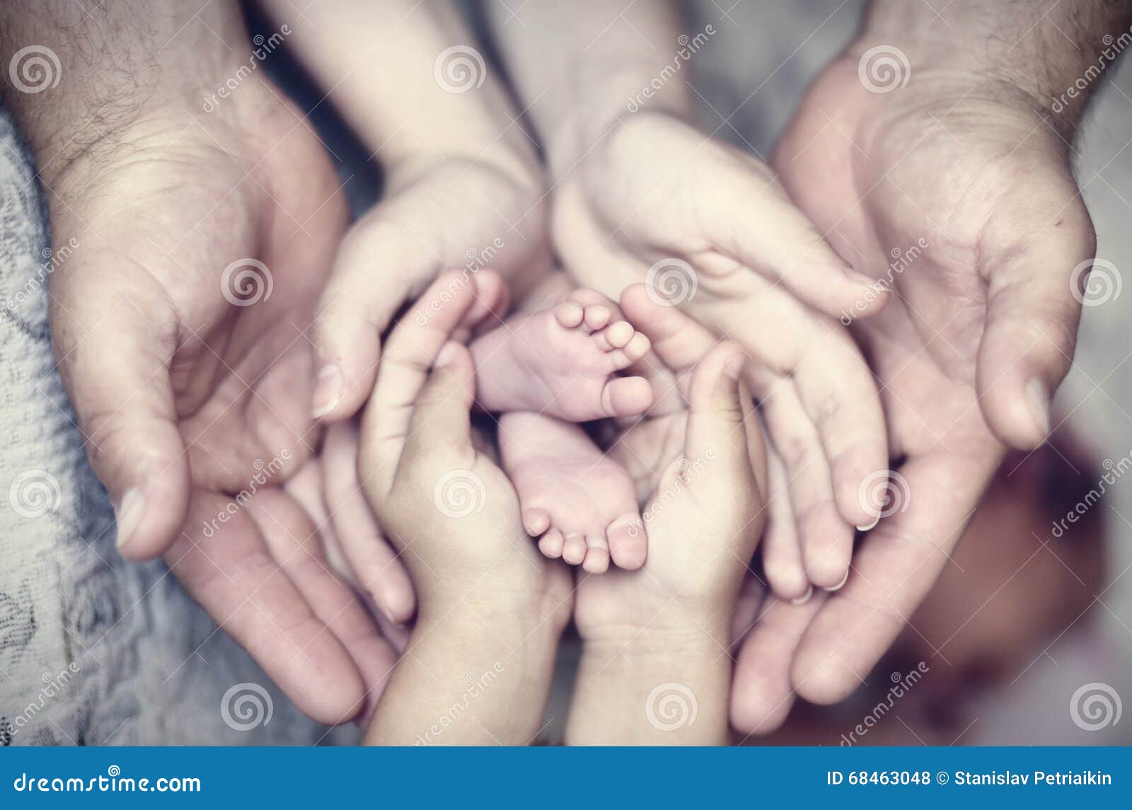 Las Manos Del Padre Madre Hija Guardan Al Pequeno Bebe De Los Pies Familia Feliz Amistosa Foto De Archivo Imagen De Mama Tenencia