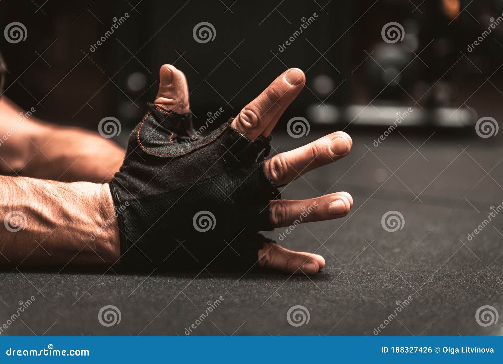 Las Manos En Primer Plano De Un Hombre. Manos Con Guantes Sin Dedos Negros  Para Uso Deportivo. Foto de archivo - Imagen de sano, mirando: 188327426