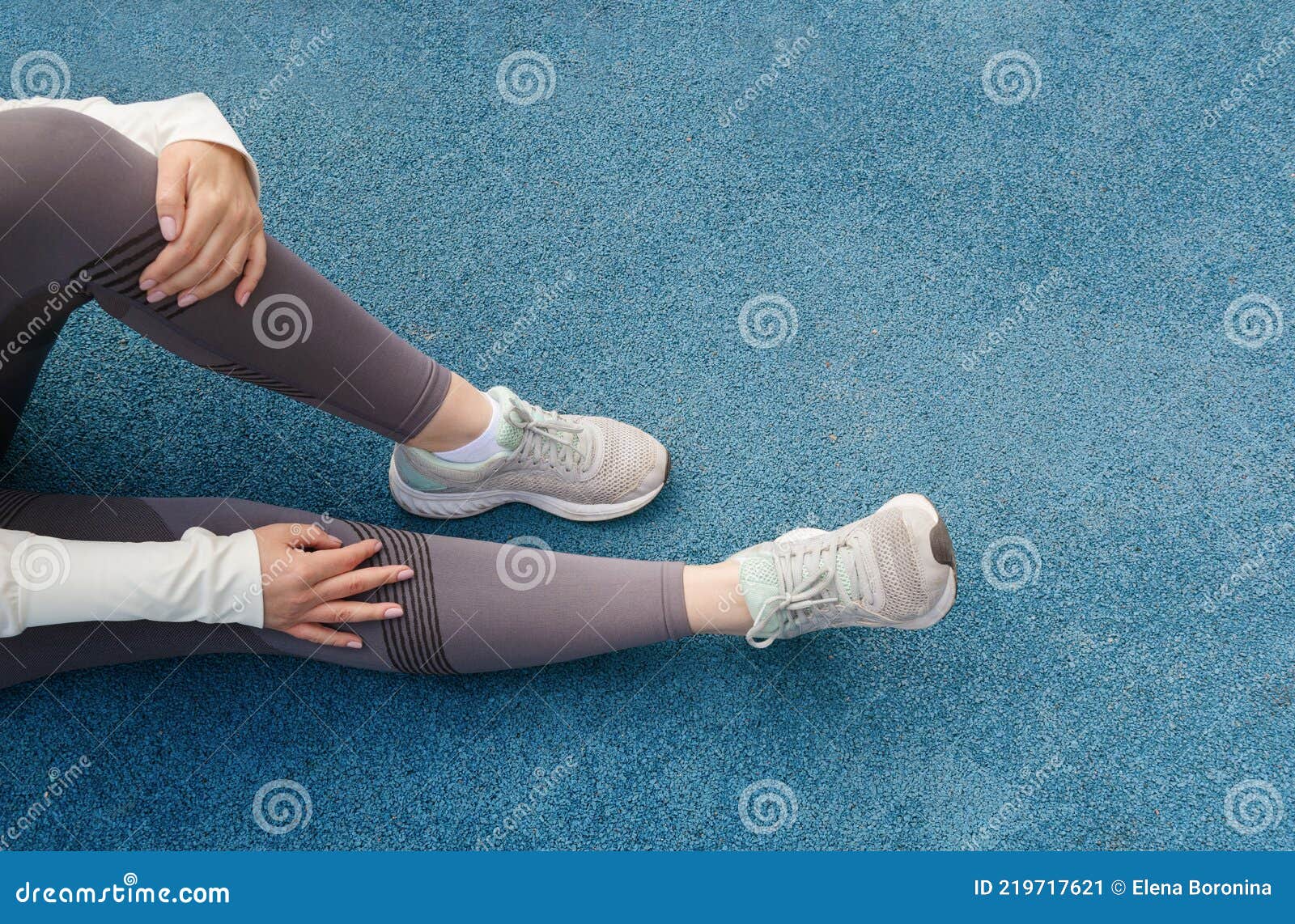 Las Manos Las Patas Blancas De La Mujer En Los Leggings Grises Y Las  Zapatillas Grises Sobre El Azul Imagen de archivo - Imagen de polainas,  manera: 219717621
