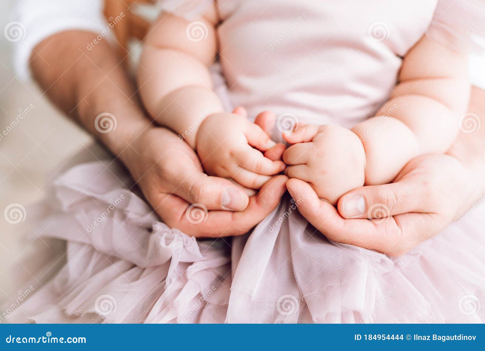 Las Manos Tiernas Del Bebe En Manos De Papa Mama Closeup El Concepto De Familia Feliz Foto De Archivo Imagen De Teamwork Familia Las Manos Tiernas Del Bebe En Manos De Papa Mama Closeup El Concepto De Familia Feliz Foto De Archivo Imagen De Teamwork Familia