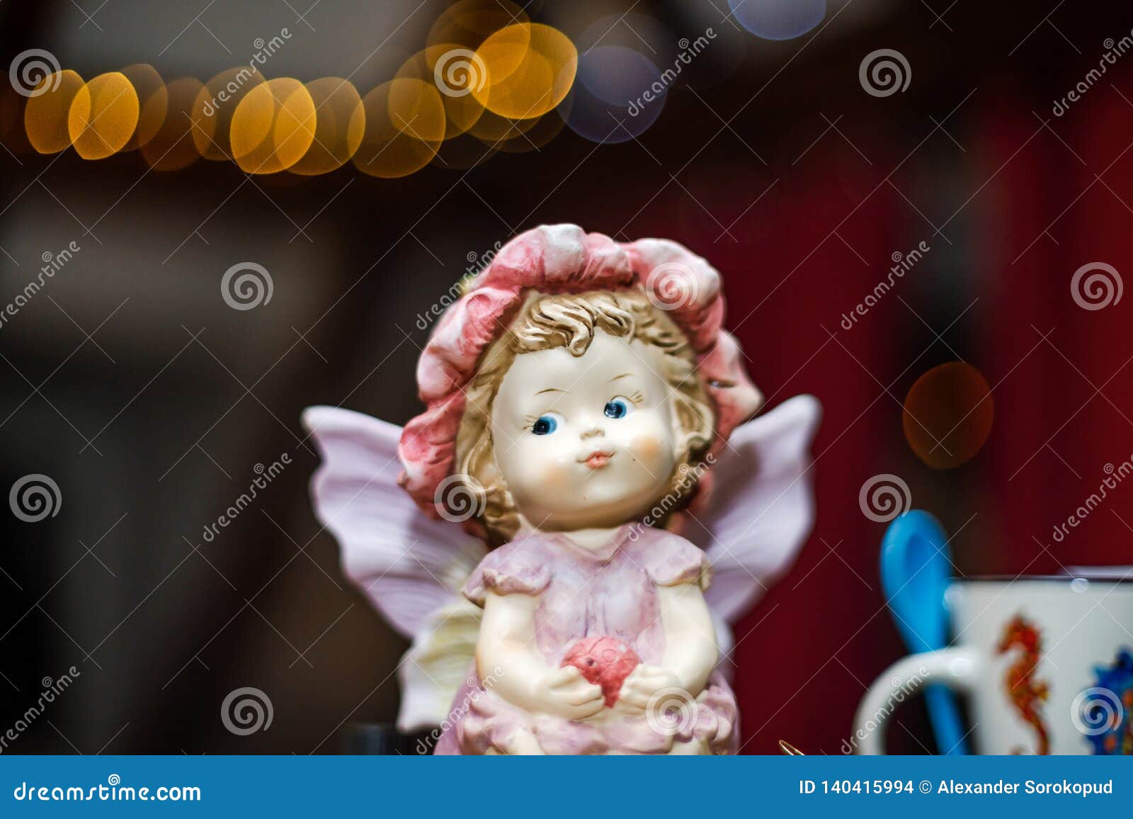Las Muñecas Hermosas En El Brocante De Domingo En Pequeño Alsacien El Pueblo Foto de archivo - Imagen de domingo, pueblo: 140415994