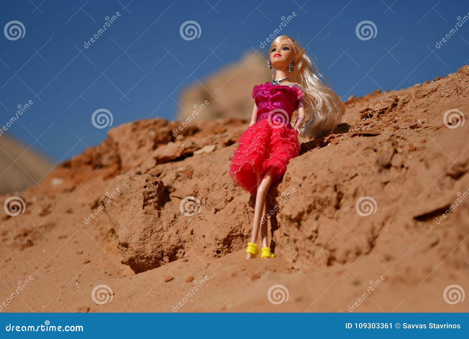 Las Muñecas Rubias Están Jugando En Arena Y Están Caminando Juntas En Un área Rocosa Foto editorial - Imagen de rubias, jugando: 109303361