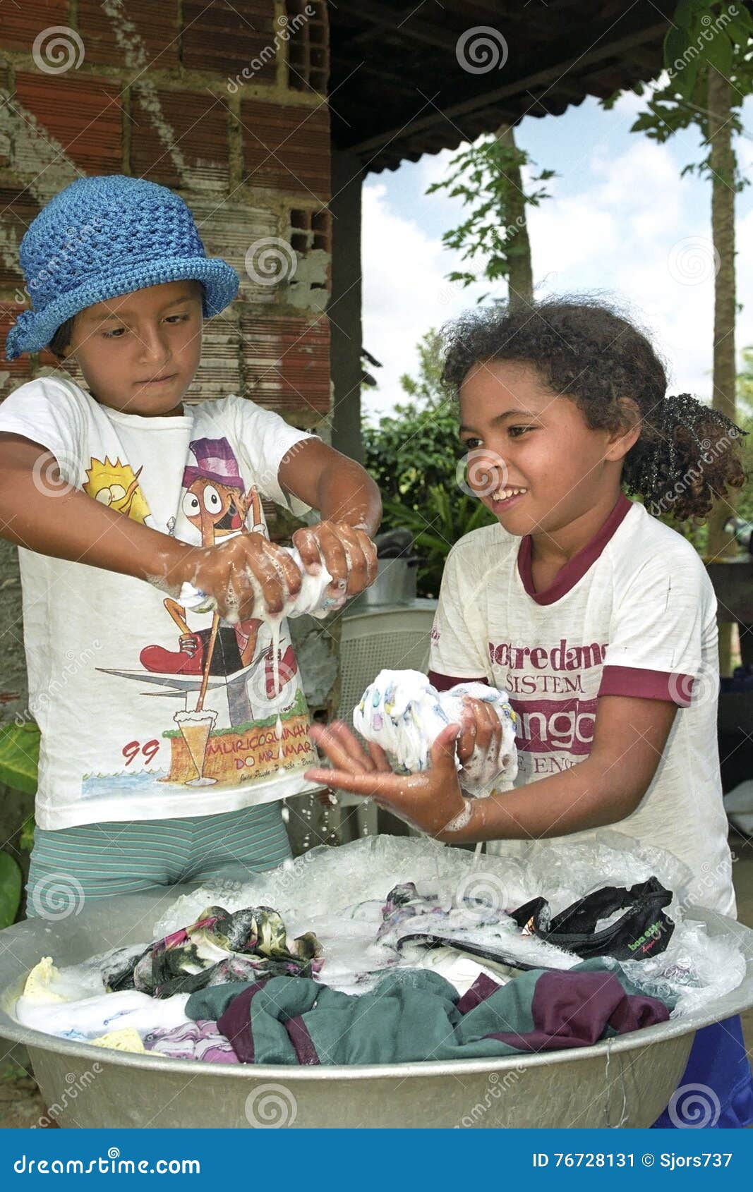 Las Muchachas Brasileñas Están Lavando La Ropa a Mano Foto editorial -  Imagen de imagen, housework: 76728131