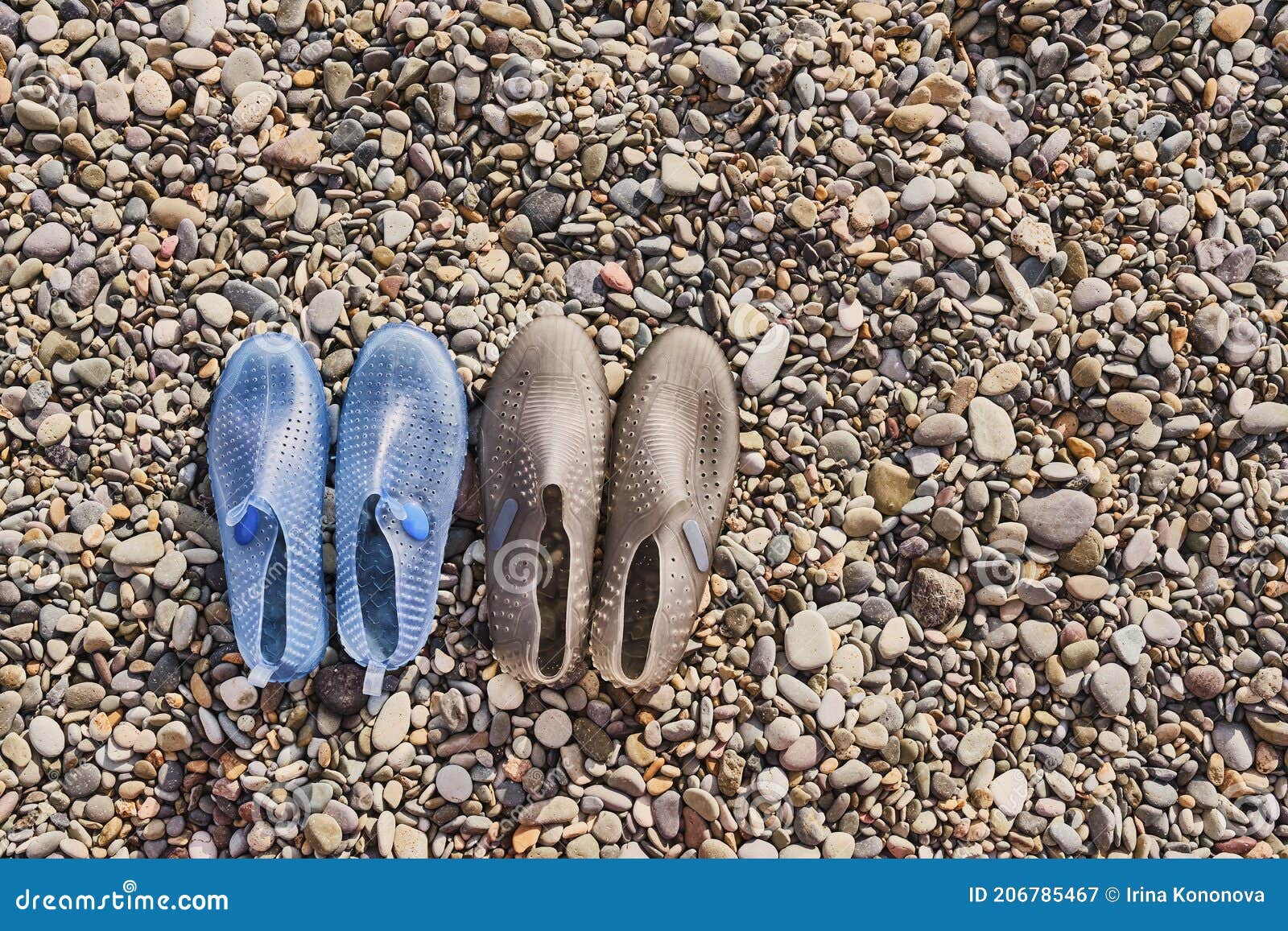 Las Mujeres De Color Azul Caucho Y Las Zapatillas Menstruales Grises Para Nadar Una Playa De Piedras Imagen de archivo - Imagen de verano, color: 206785467