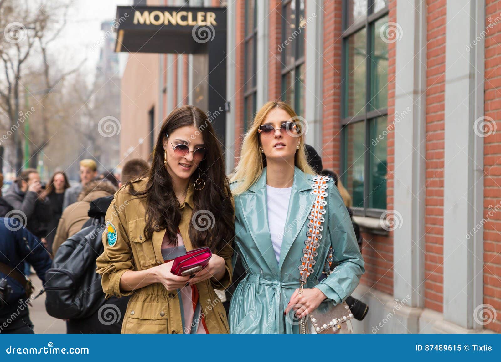 Las Mujeres De Moda Que Presentan Durante El ` S De Milan Women Forman  Semana Imagen editorial - Imagen de costura, hermoso: 87489615