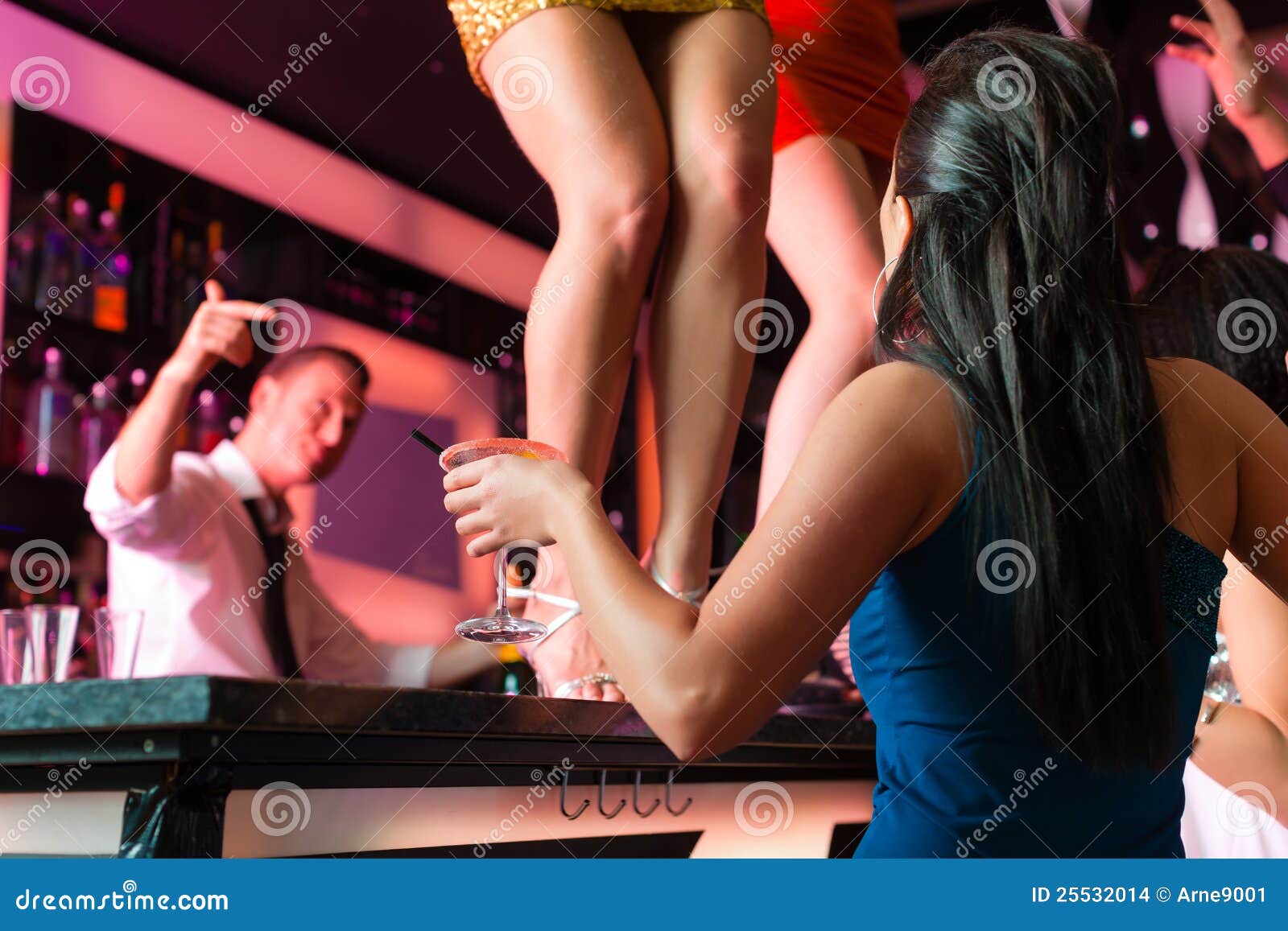 Las Mujeres En Barra O Club Están Bailando En El Vector Foto de archivo -  Imagen de barman, adulto: 25532014