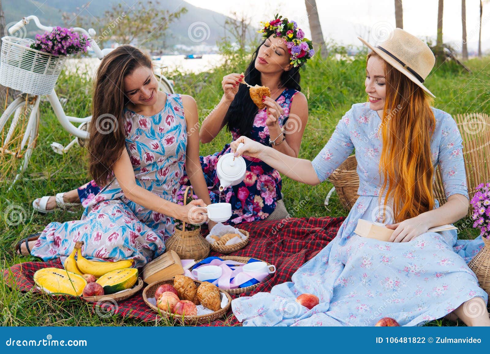 Las Mujeres En Vestidos Que Disfrutan De La Comida Campestre, Readind Reservan, Vertiendo El Té, Comiendo El Cruasán Foto de archivo - Imagen de feliz, junto: 106481822 Las Mujeres En Vestidos Que Disfrutan De La Comida Campestre, Readind Reservan, Vertiendo El Té, Comiendo El Cruasán Foto de archivo - Imagen de feliz, junto: 106481822