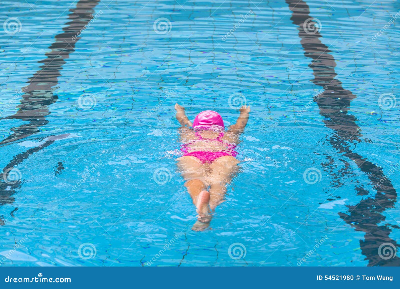 Толстухи в бассейне. Женщина плавает в бассейне. Девушка плывет в бассейне. Толстая женщина плавает в бассейне. Блондинка плавает в бассейне.