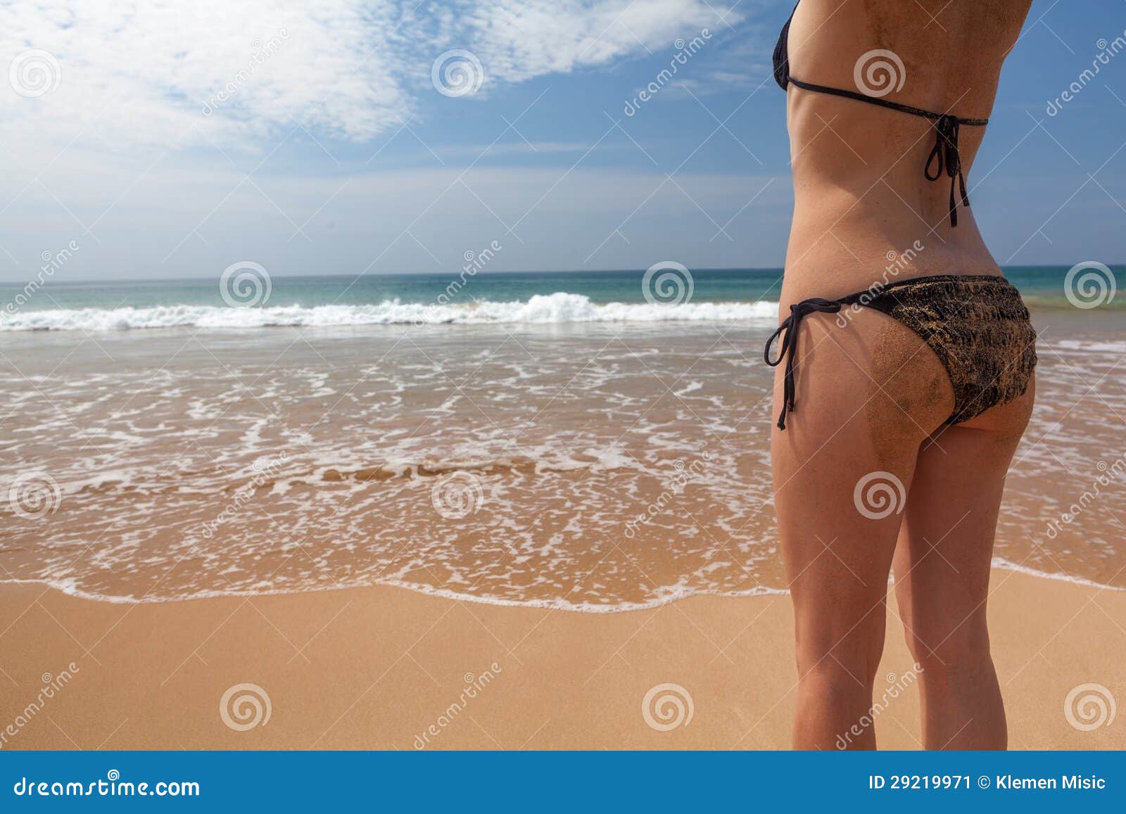 Las Mujeres Jovenes Perfectas Apoyan En La Playa Con El Traje De Baño  Negro, W Cubierto Imagen de archivo - Imagen de piernas, vacaciones:  29219971