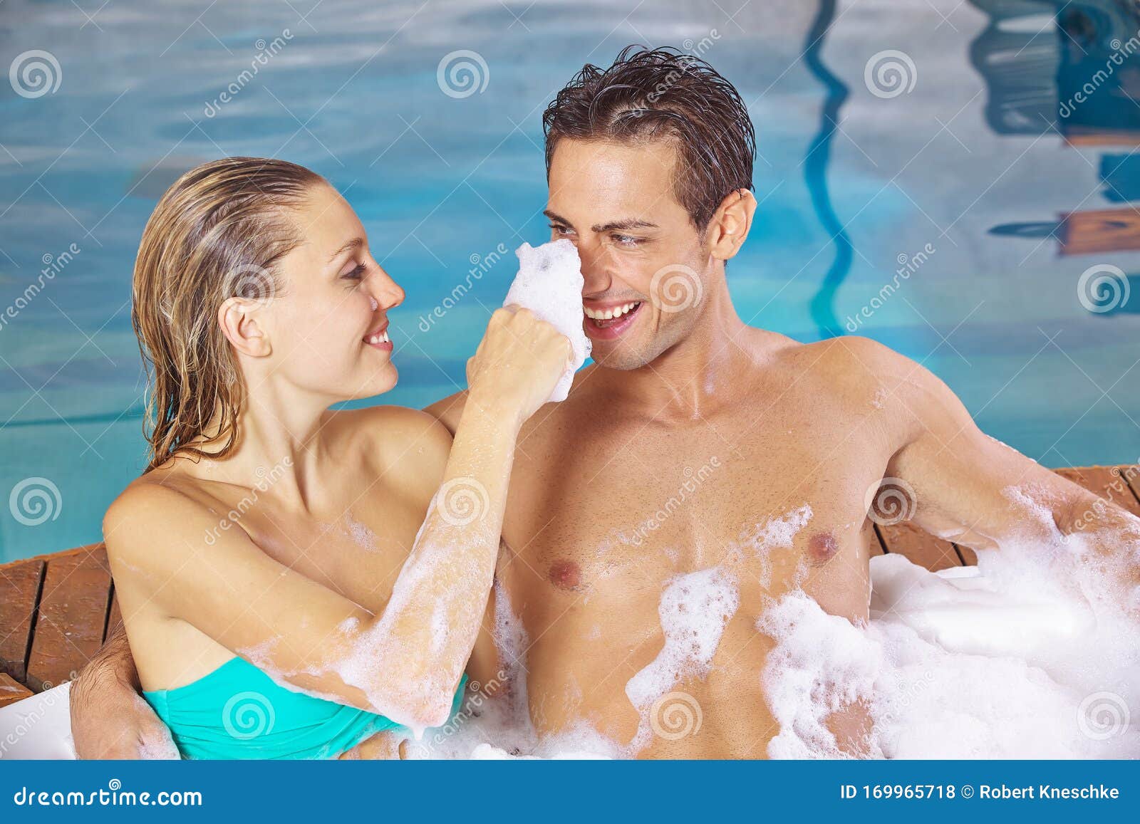 Las Parejas Se Divierten En El Jacuzzi Del Spa Foto de archivo - Imagen de espuma, amor: 169965718 Las Parejas Se Divierten En El Jacuzzi Del Spa Foto de archivo - Imagen de espuma, amor: 169965718