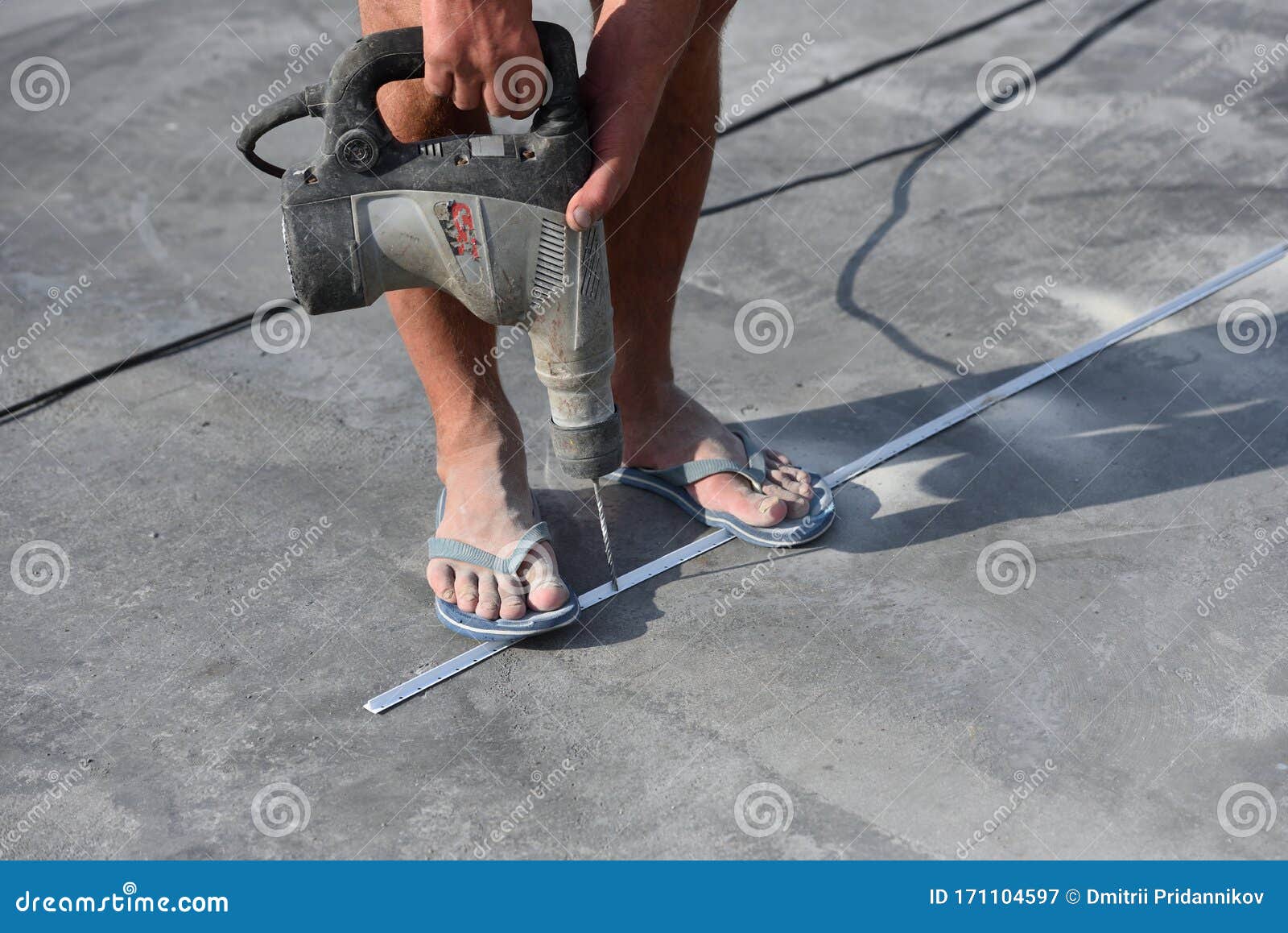 hombres en chanclas