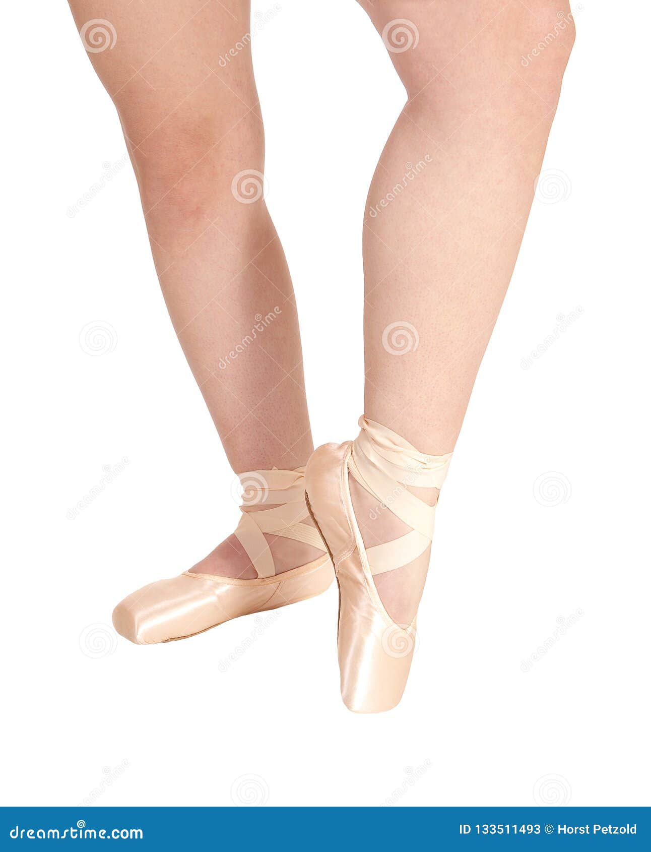 Las Piernas Una Bailarina Con Sus Zapatos De Ballet Rosados Imagen de archivo - Imagen de rosa: 133511493
