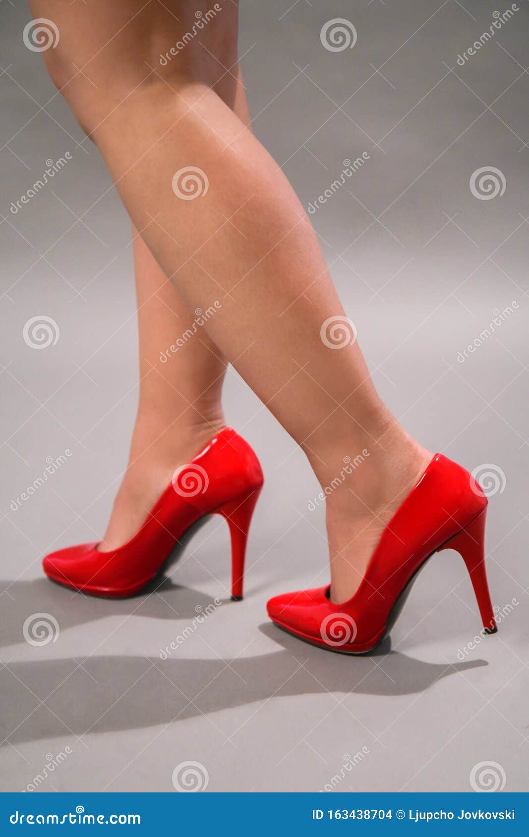 satélite láser Currículum Las Piernas De Una Mujer Con Zapatos Altos Rojos Foto de archivo - Imagen  de elegancia, ajuste: 163438704