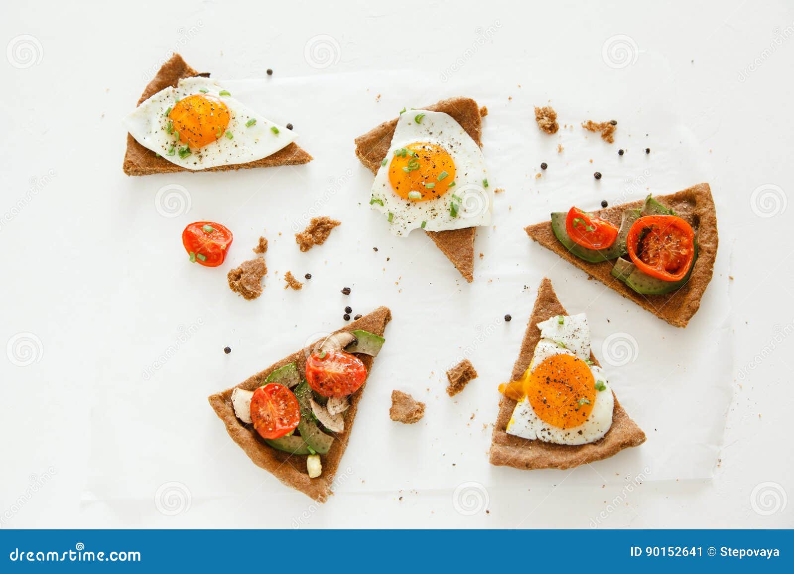Las Rebanadas De Empanada Similares A La Pizza Con Las Verduras El Huevo Y El Aguacate Mienten En El Fondo Blanco Visión Superi Imagen De Archivo Imagen De Blanco Similares 90152641