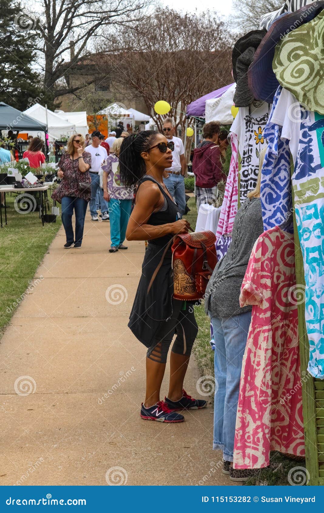Las Tiendas Afroamericanas De La Mujer En La Cabina De La Ropa En El Jardín De La Primavera a Tulsa Oklahoma Los E.E.U.U Fotografía editorial - Imagen de flor, diversidad: 115153282