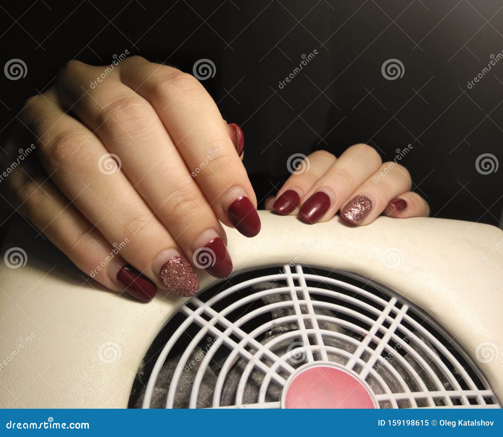 Las Uñas Regeneradas Están En La Aspiradora Para Una Manicura Imagen