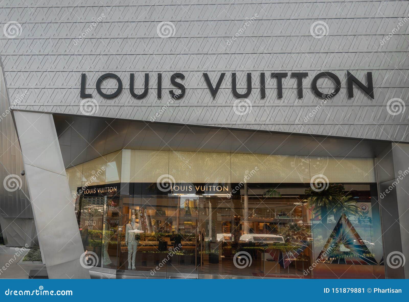 Louis Vuitton at the Shops at Crystals Editorial Photo - Image of store ...