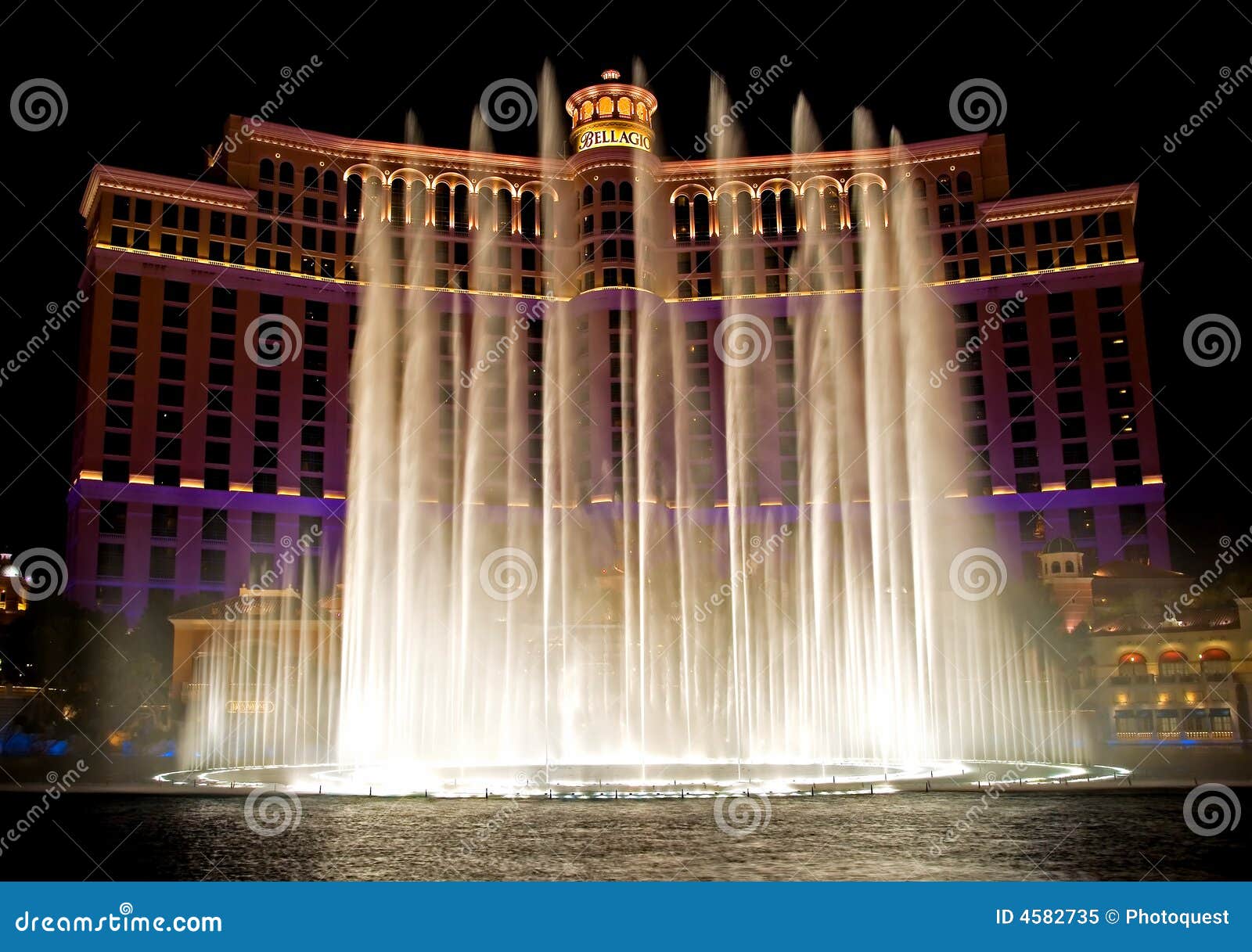 Fuente de agua del baile en Las Vegas en la noche