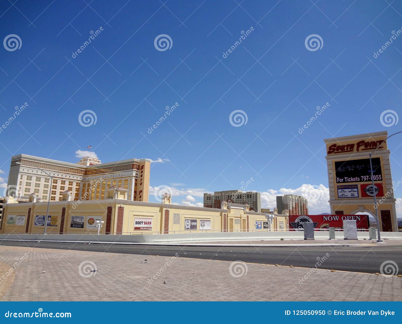 South Point Hotel Tower, Road, and Signs of Casino & Spa in Las Editorial  Image - Image of boulevard, tourism: 125050950