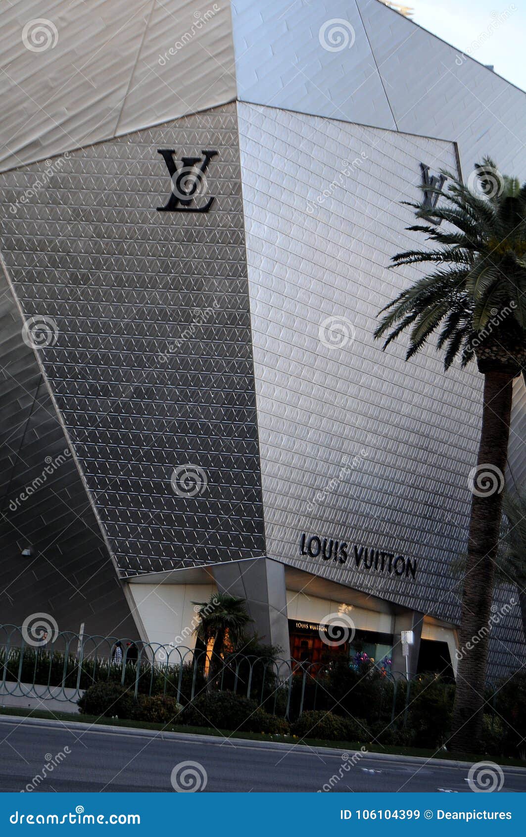 LOUIS VUITTON STORE editorial stock image. Image of finance - 106104399