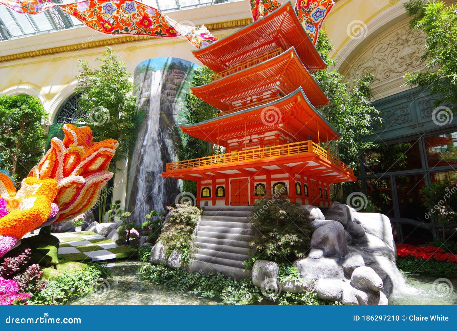 Las Vegas, NV/USA - 7 June 2020: Bellagio Conservatory Summer 2020  Installation with Japanese Decorations and Design Editorial Image - Image  of flower, 2020: 186297210