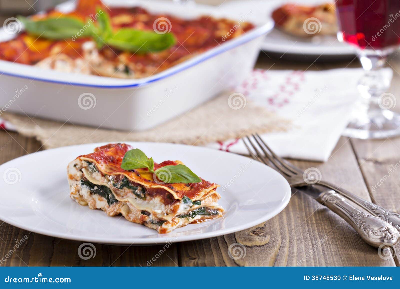 Lasañas del vegano con el queso de soja, la salsa de tomate y la espinaca