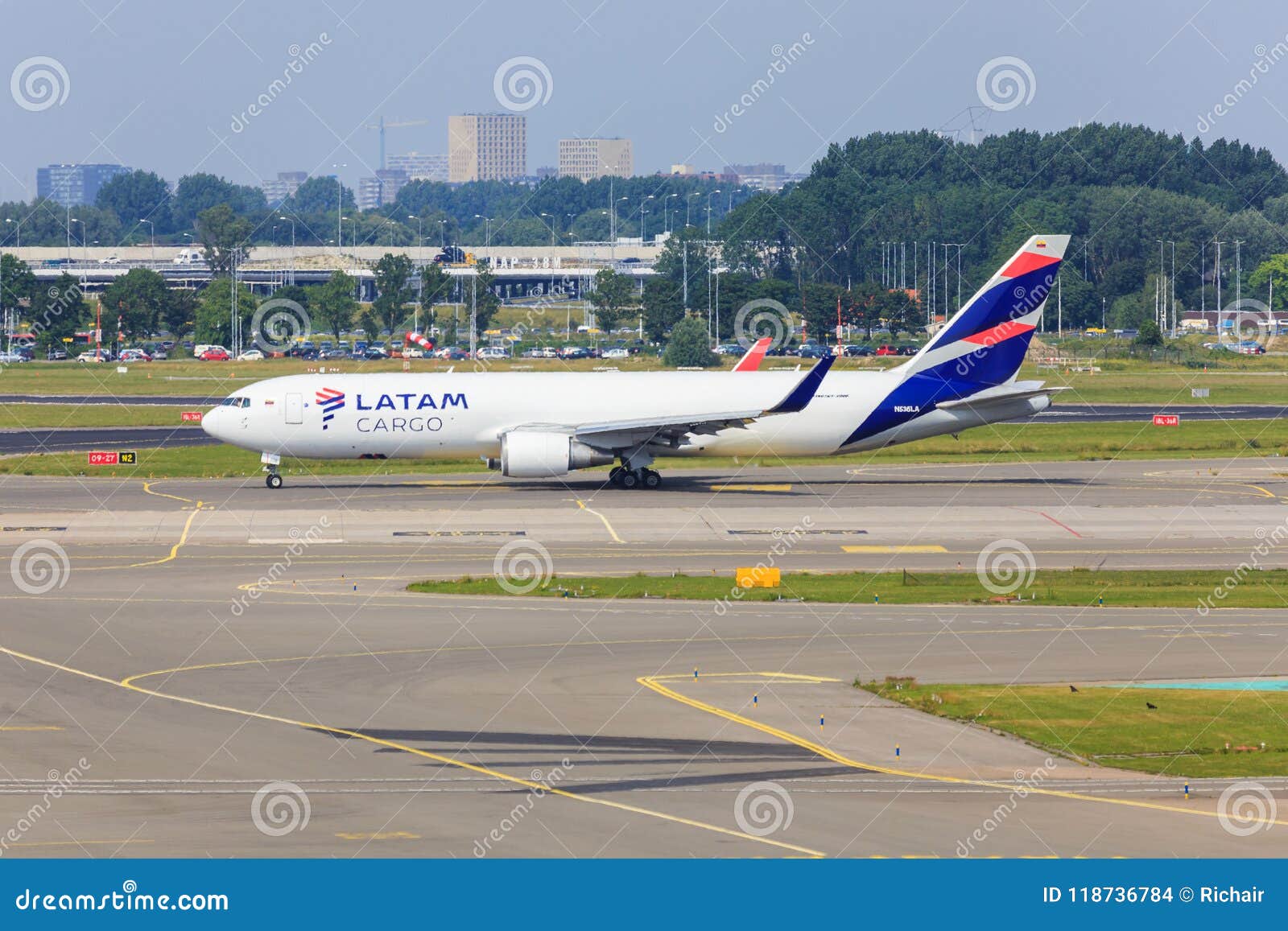 https://thumbs.dreamstime.com/z/latam-cargo-boeing-freighter-taxiing-schiphol-amsterdam-airport-latam-cargo-boeing-f-118736784.jpg