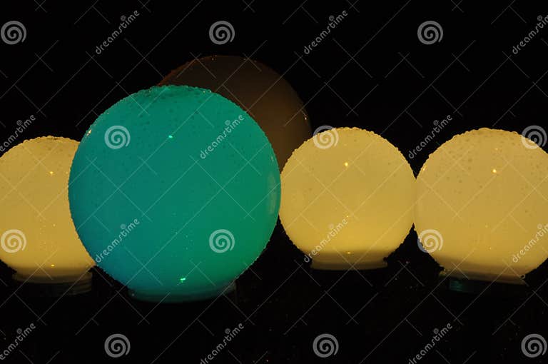 Laternen Im Garten Beleuchtet Nacht Und Leuchtende Kugeln Stockfoto