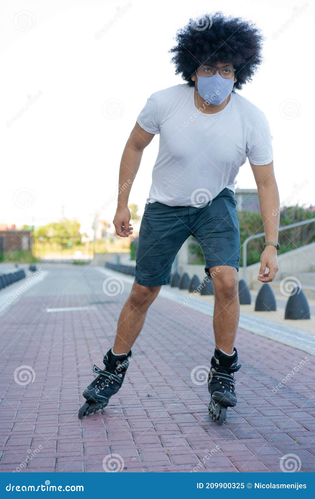 Latin Homme Roller à L'extérieur. Image stock - Image du athlète, masque:  209900325