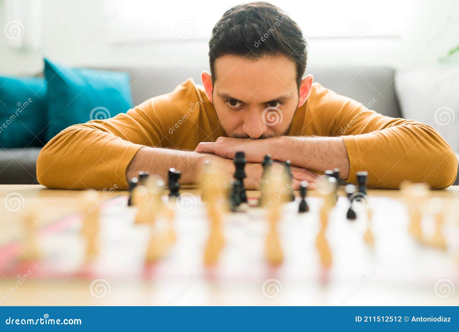 Latino Aprendendo As Regras Do Jogo De Xadrez Foto de Stock - Imagem de  xadrez, ruptura: 211512512