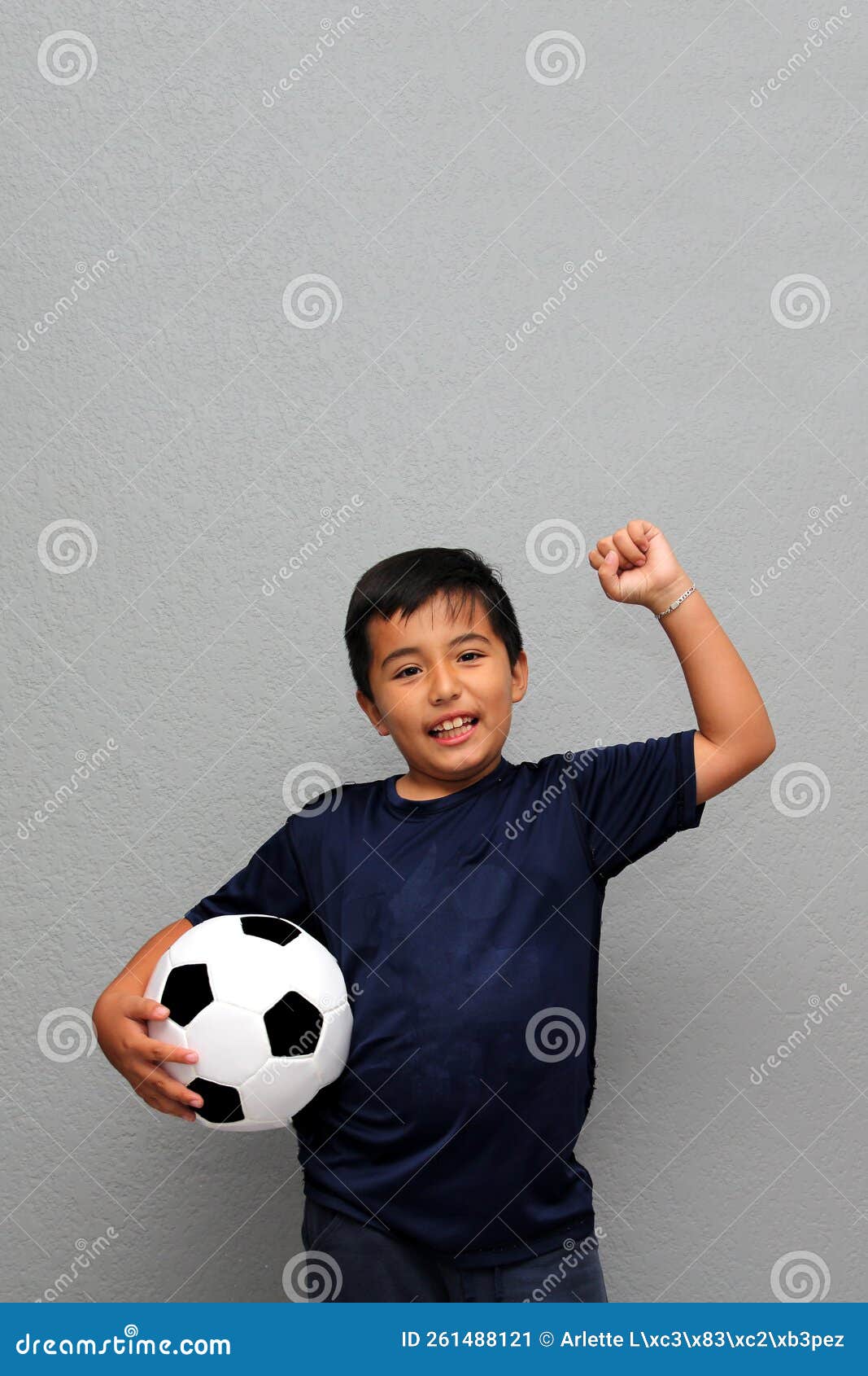 Latino Hispano Niño De 8 Años Juega Con Una Pelota De Fútbol Muy Emocionado  De Que Vaya a Ver El Partido Y Quiera Verlo Imagen de archivo - Imagen de  ejercicio, liga: 261488121