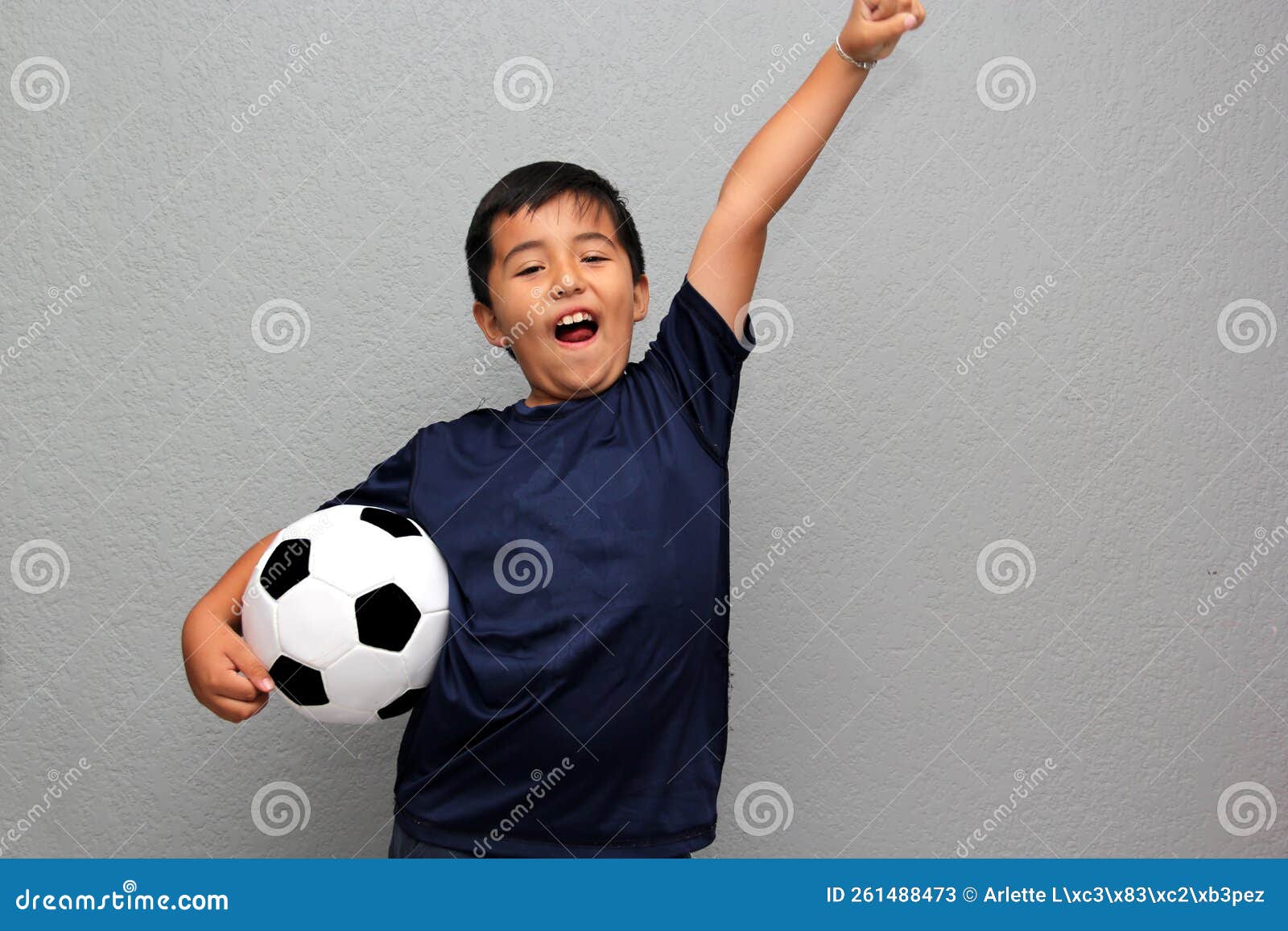 Latino Hispano Niño De 8 Años Juega Con Una Pelota De Fútbol Muy Emocionado  De Que Vaya a Ver El Partido Y Quiera Verlo Imagen de archivo - Imagen de  fondo, naturalizado: 261488473