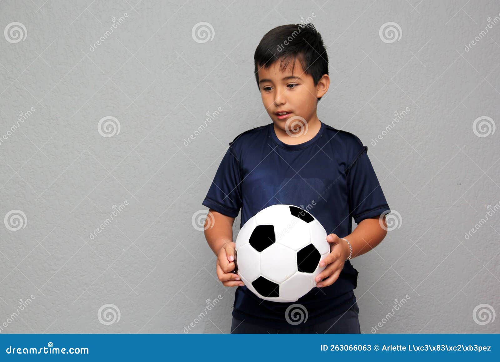 Latino Hispano Niño De 8 Años Juega Con Una Pelota De Fútbol Muy